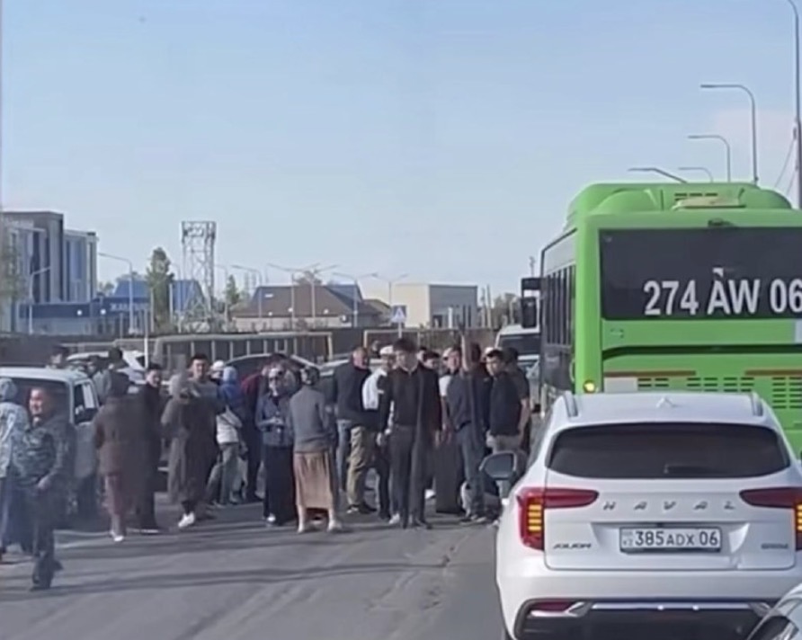 Atyraýda mektep oqýshysyn avtobýs qaǵyp ketti