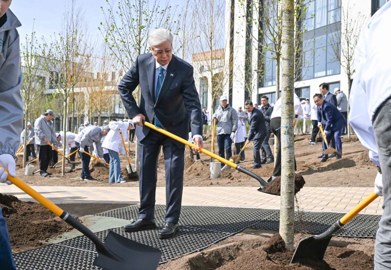 Qasym-Jomart Toqaev «Samal» saıabaǵynda aǵash otyrǵyzdy