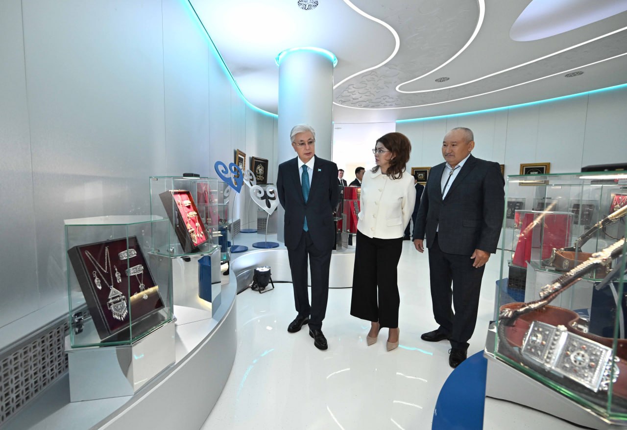 Prezıdent Kreatıvti ındýstrııany damytý qorynyń keńsesin aralap kórdi