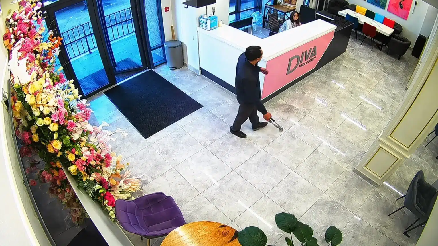 Almatyda ǵımaratqa qan-josa bolyp kirgen er adam qyzmetkerlerdiń záresin aldy