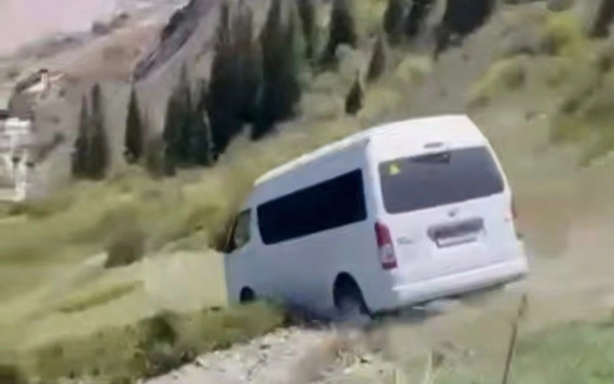 Almaty oblysynyń taýlarynda týrıstik mıkroavtobýs shatqalǵa qulap ketti