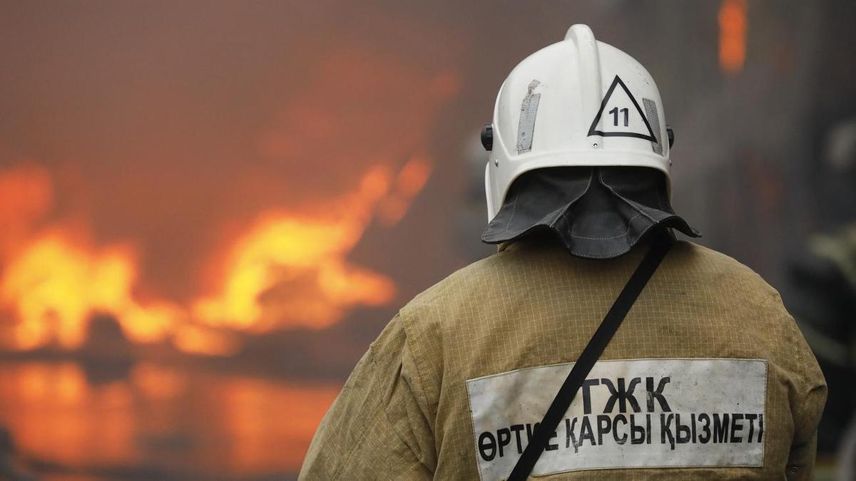 Túrkistanda kópqabatty turǵyn úı janyndaǵy dúken órtendi