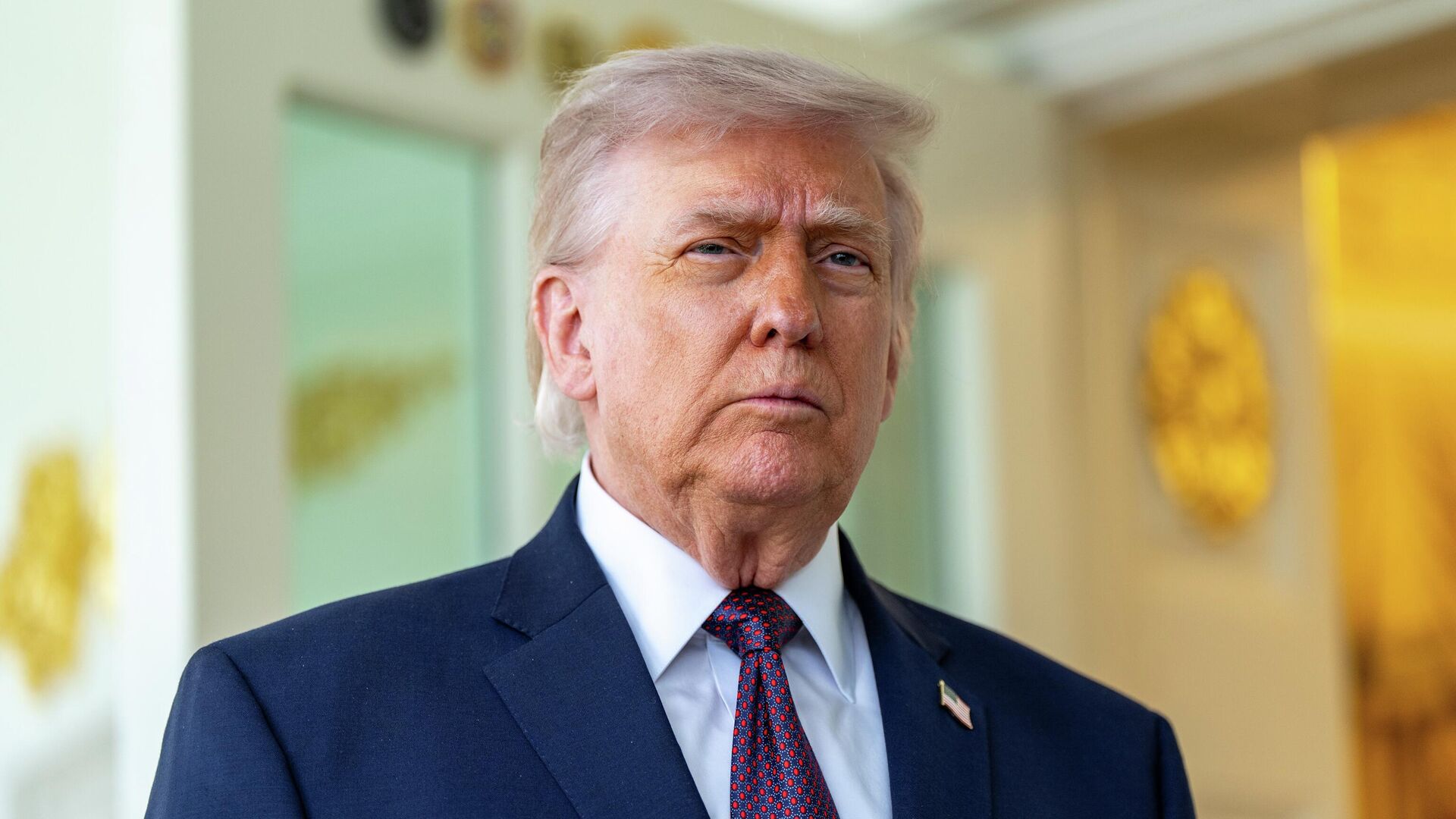 Donald Tramp jýrnalısterge arnalǵan keshki astan shuǵyl túrde evakýasııalandy