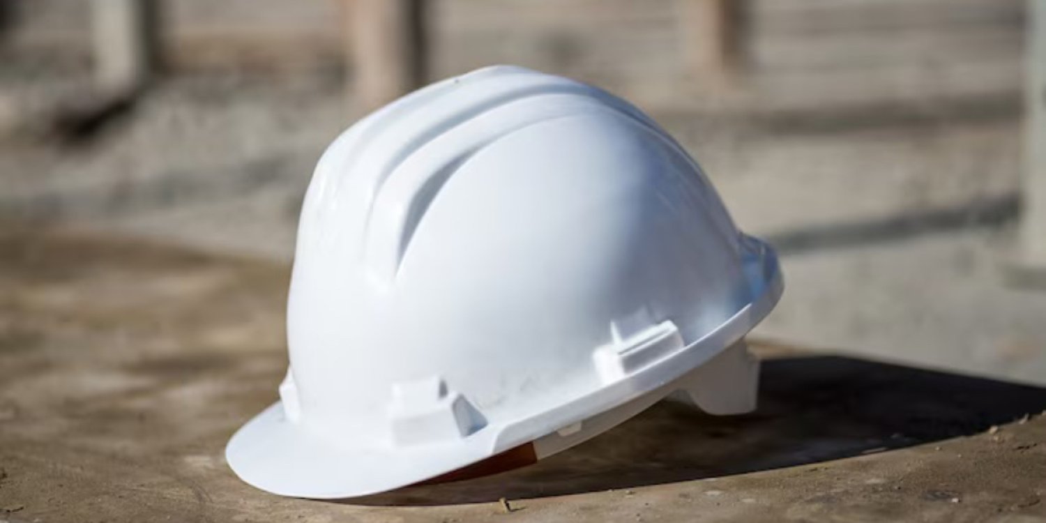 Aqtaýda MAEK-tiń eki jumysshysy tuz qyshqylyna kúıip qaldy