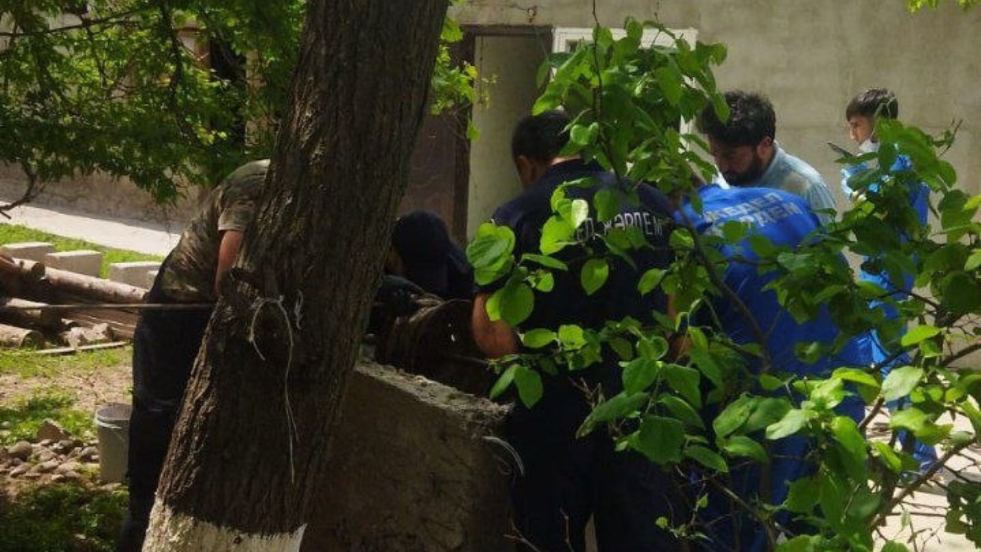 Shymkentte eki jasar qyz 24 metrlik qudyqqa qulap ketti