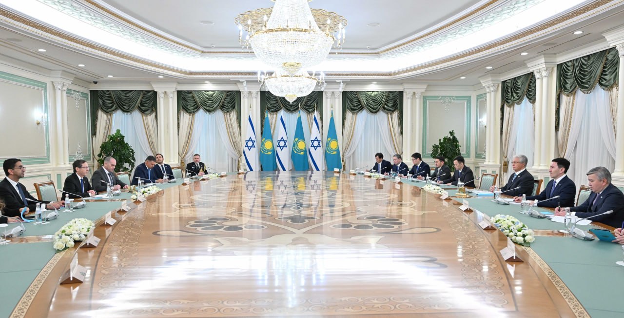 Qasym-Jomart Toqaev pen Ishak Gersogtyń kelissózi keńeıtilgen quramda jalǵasty