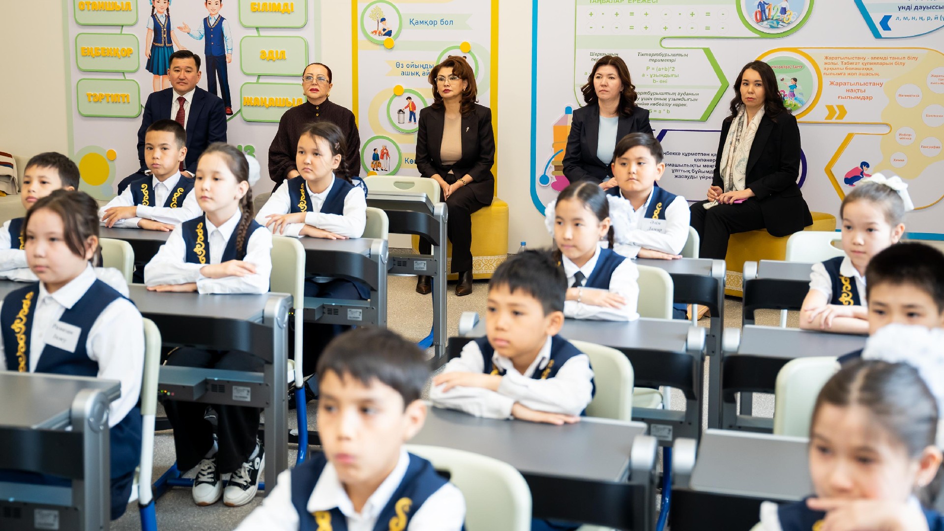 Aıda Balaeva elorda mektebindegi TopIQ Smart Class múmkindikterimen tanysty