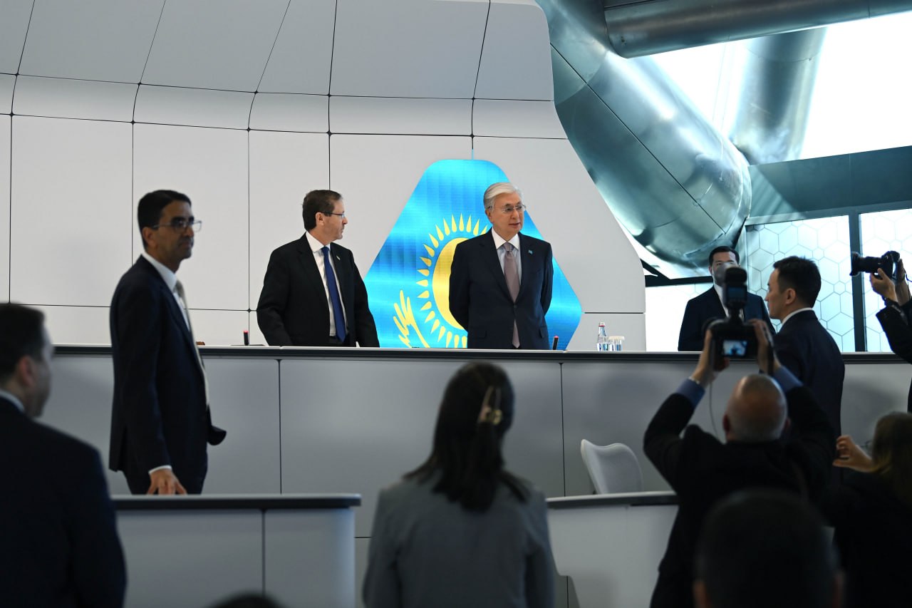 Qazaqstan men Izraıl prezıdentteri Alem.ai ortalyǵyna bardy