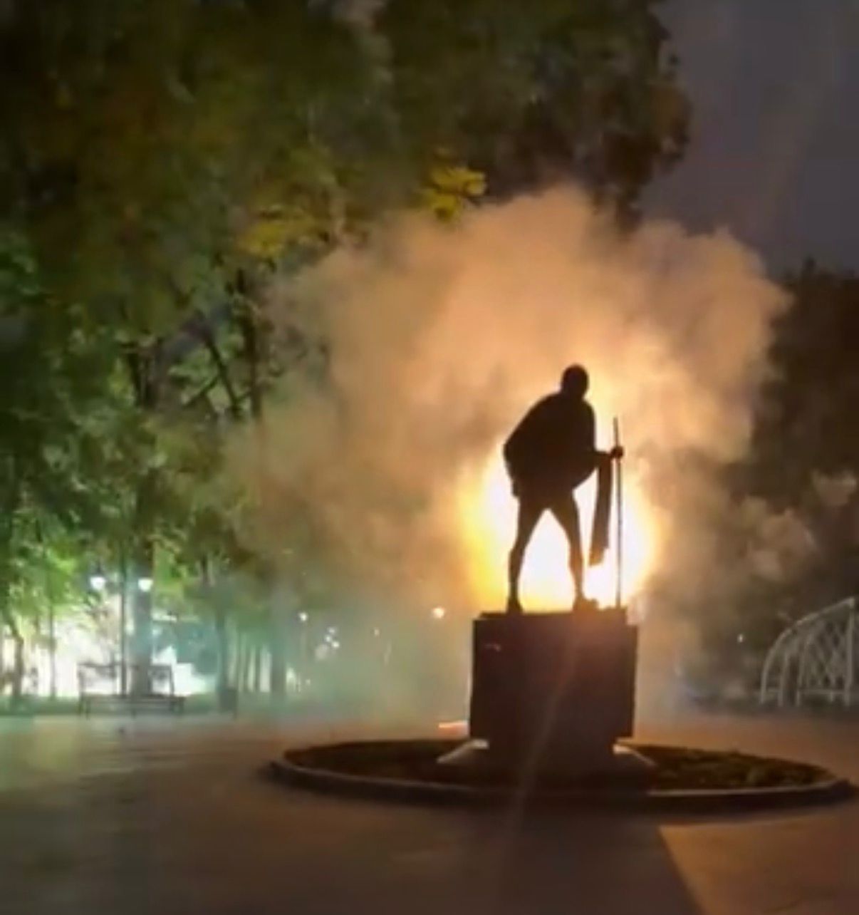 Adamdarǵa qaraı baǵyttalǵan: Almaty saıabaǵynda otshashý atqandardy polısııa izdep jatyr