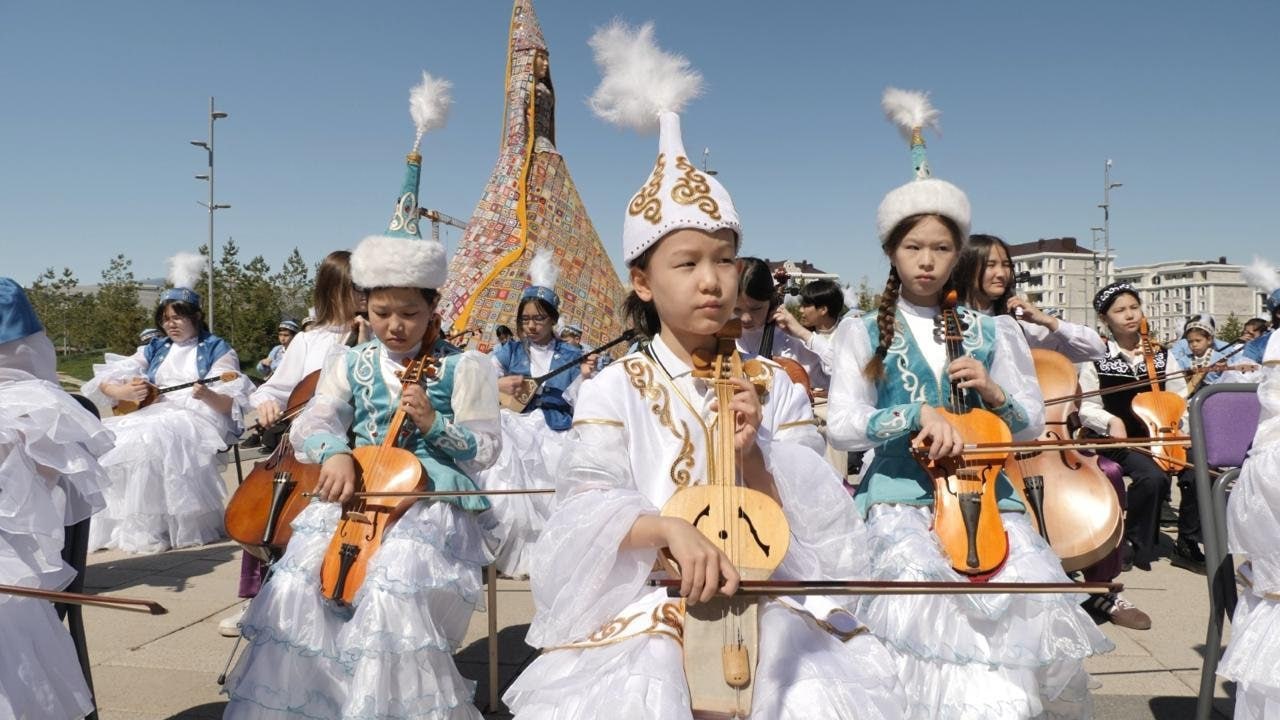 Astanada 2000 oqýshy bir mezette kúı oryndap, kópshilikti tánti etti