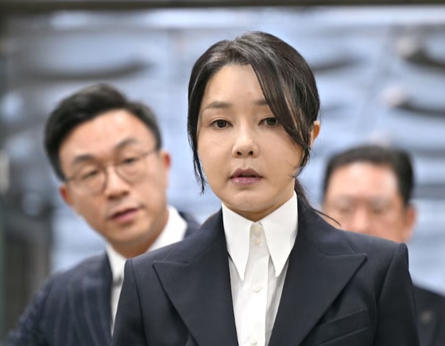 Ońtústik Koreıanyń burynǵy birinshi hanymy 4 jylǵa sottaldy