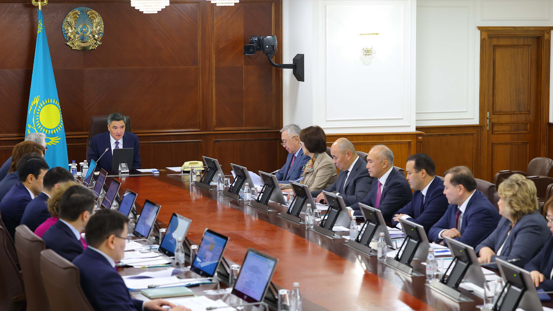 Oljas Bektenov dárilik zattardy 1 shildege deıin tirkeýdi tapsyrdy