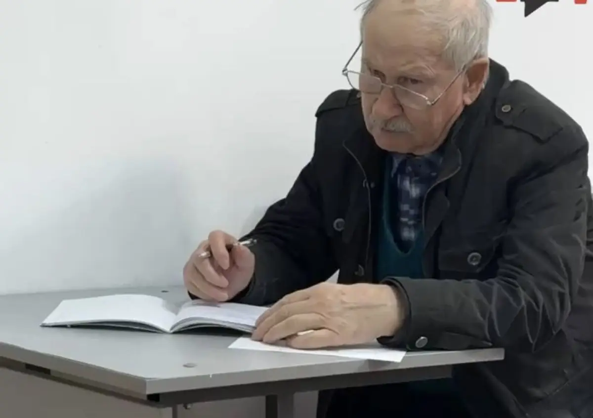 Atyraýda 74 jastaǵy qarııa qazaq tilin úırenip júr