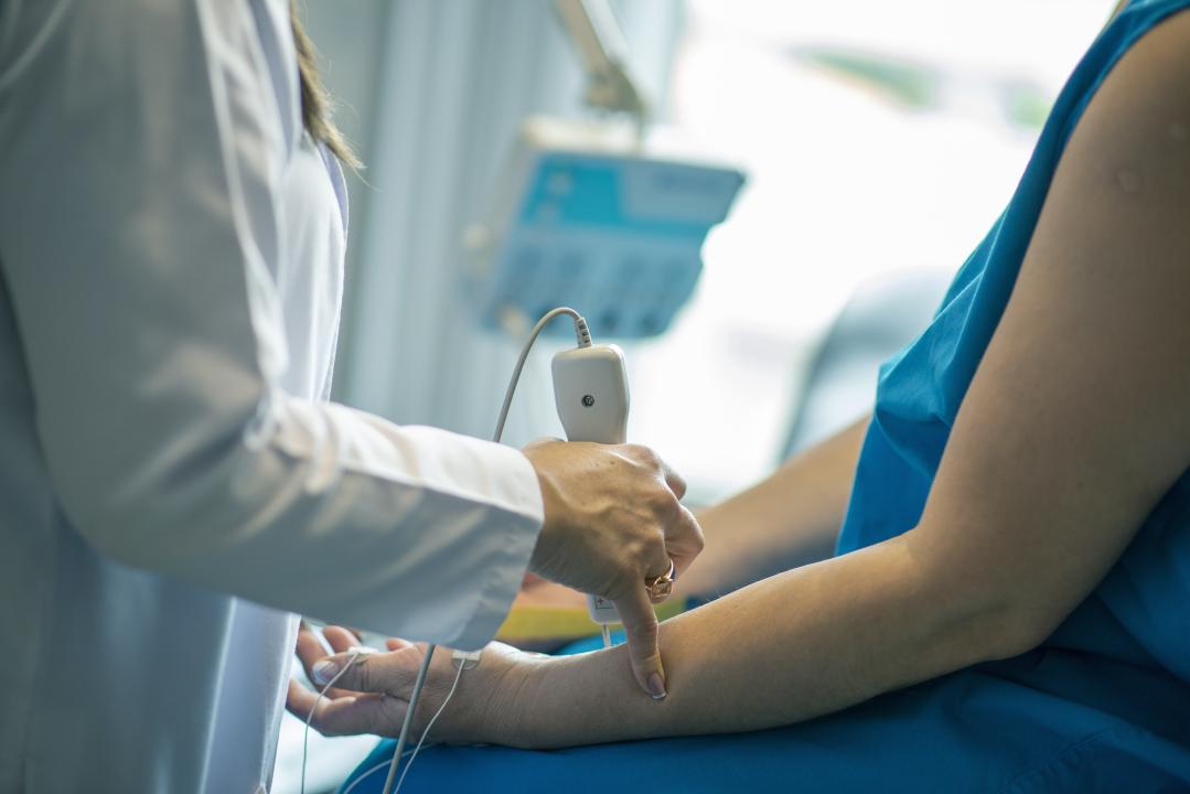Almatydaǵy medısınalyq mekeme naýqastardyń densaýlyǵyna qaýip tóndiretin qurylǵylardy paıdalanǵan