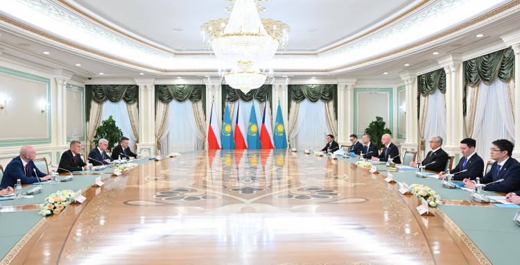 Qasym-Jomart Toqaev pen Andreı Babısh keńeıtilgen quramda kelissóz júrgizdi