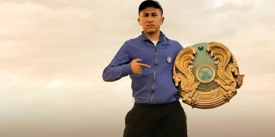 Jetisý turǵyny qoqystan tabylǵan eltańbany úıine ilip qoıǵany úshin jazalandy