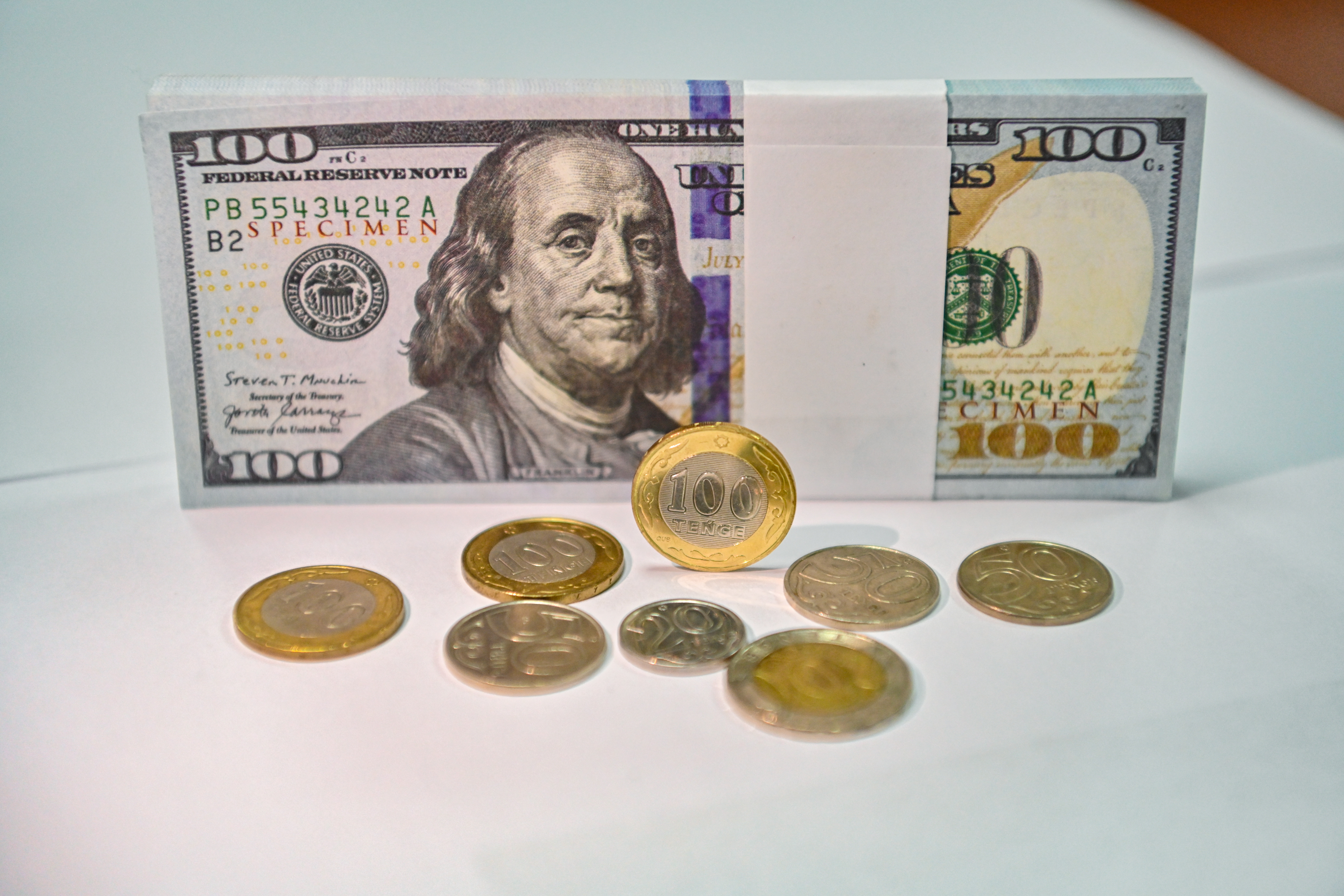 Búgin dollar qansha teńgeden saýdalanyp jatyr?