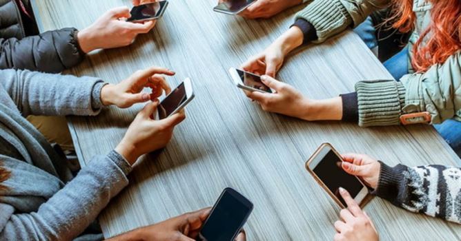 Mektepterde oqýshylarǵa smartfon qoldanýǵa tyıym salynýy múmkin