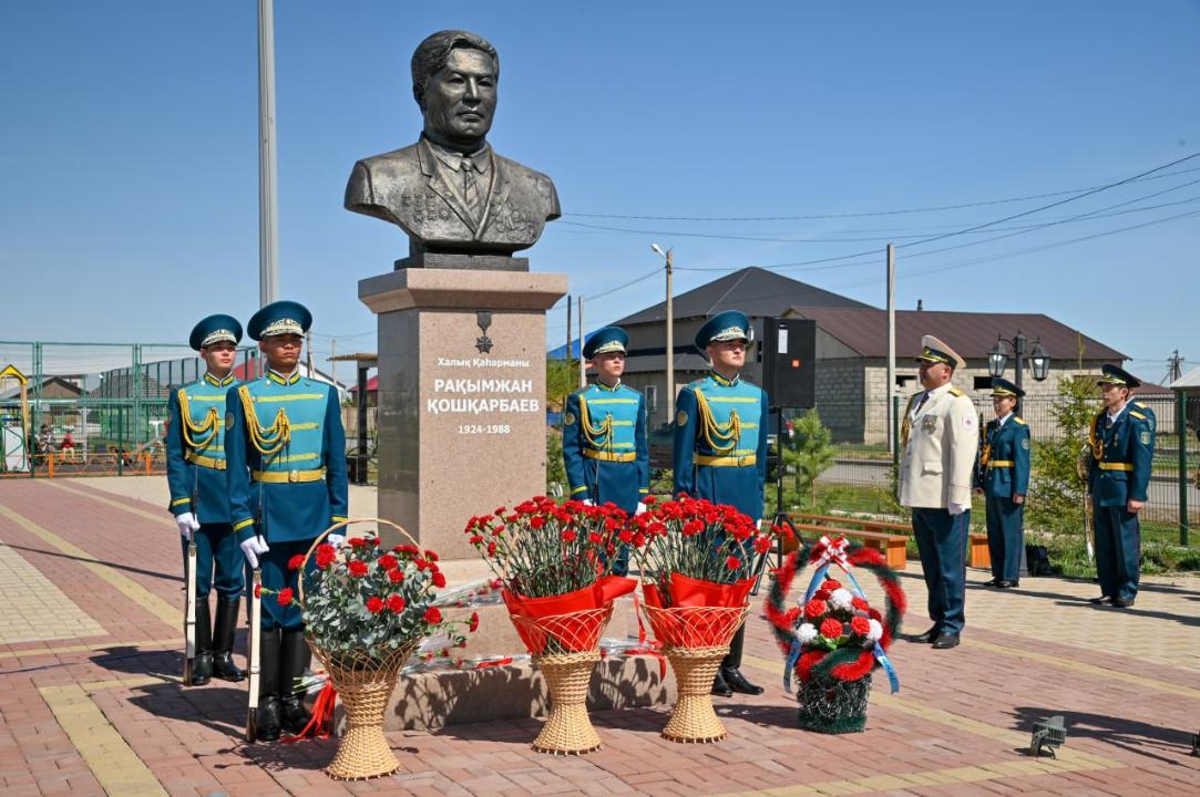 Jeńis týyn tikken kún: Raqymjan Qoshqarbaevtyń erligine taǵzym jasaldy