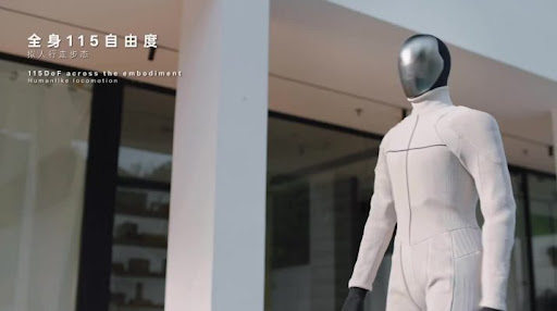 Qytaıda bala baǵyp, úı jınaıtyn ámbebap robot paıda boldy