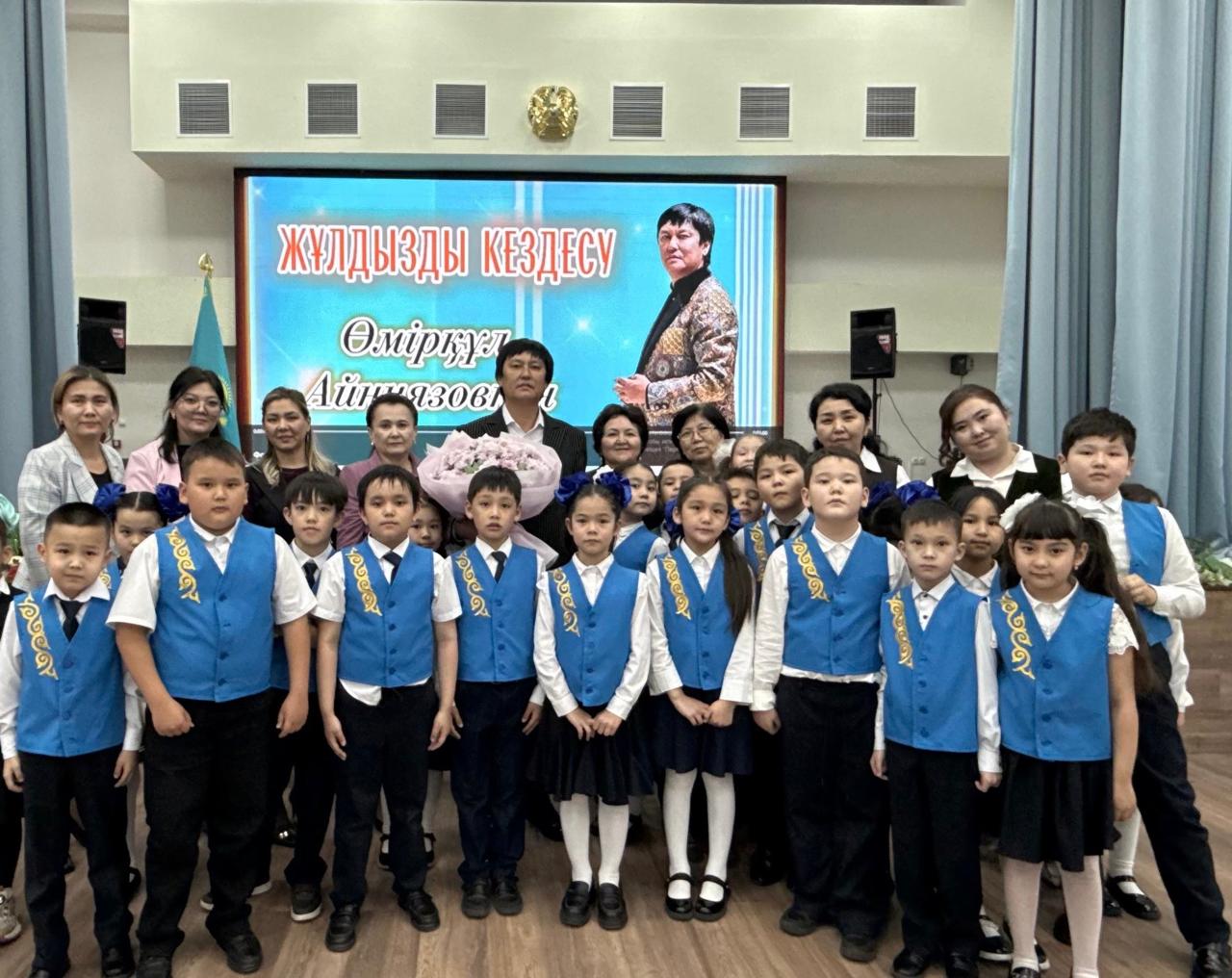 Almatyda mektep oqýshylary tanymal ánshimen birge án aıtty