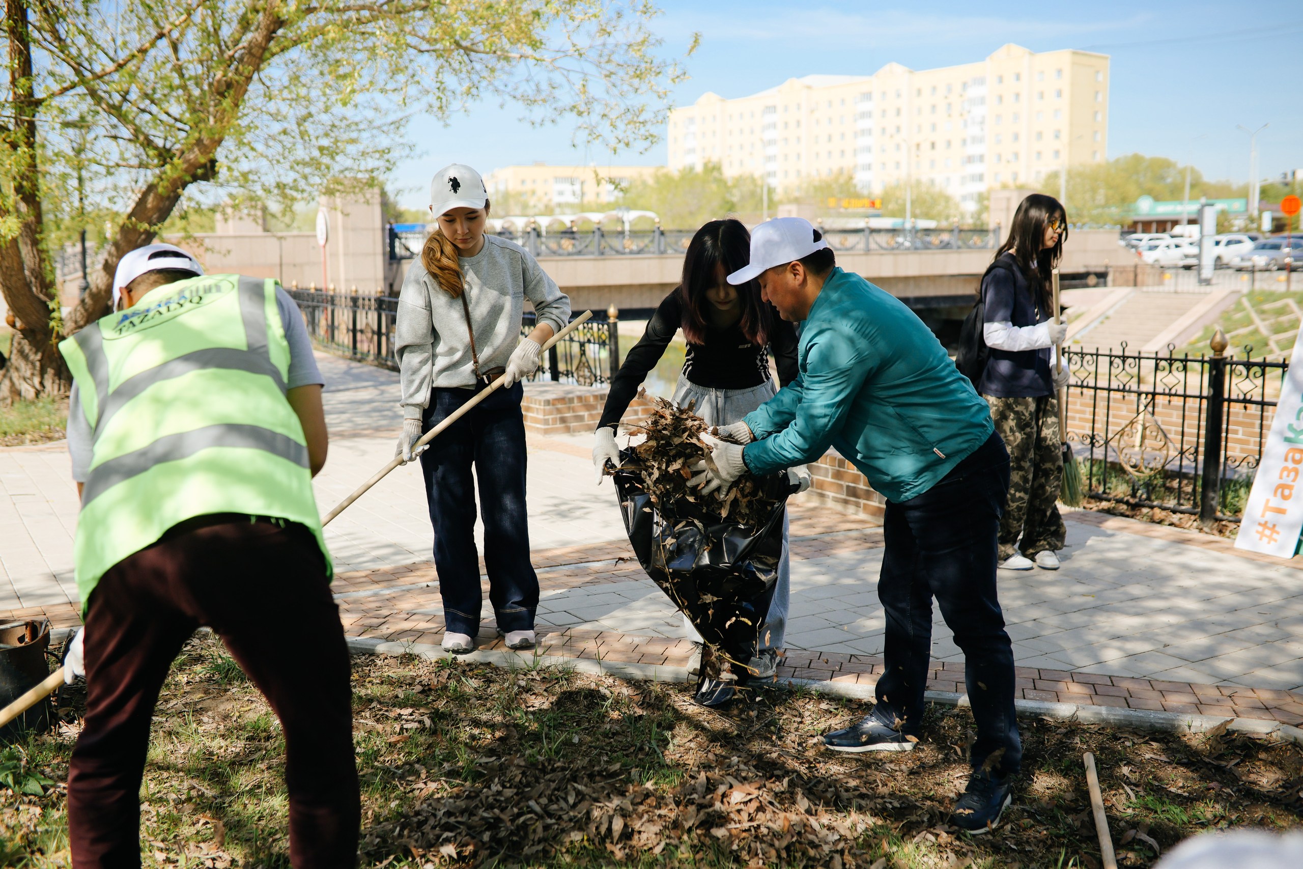 «Móldir bulaq» aksııasy: Astanada 100-den asa adam bulaq mańyn qoqystan tazartty