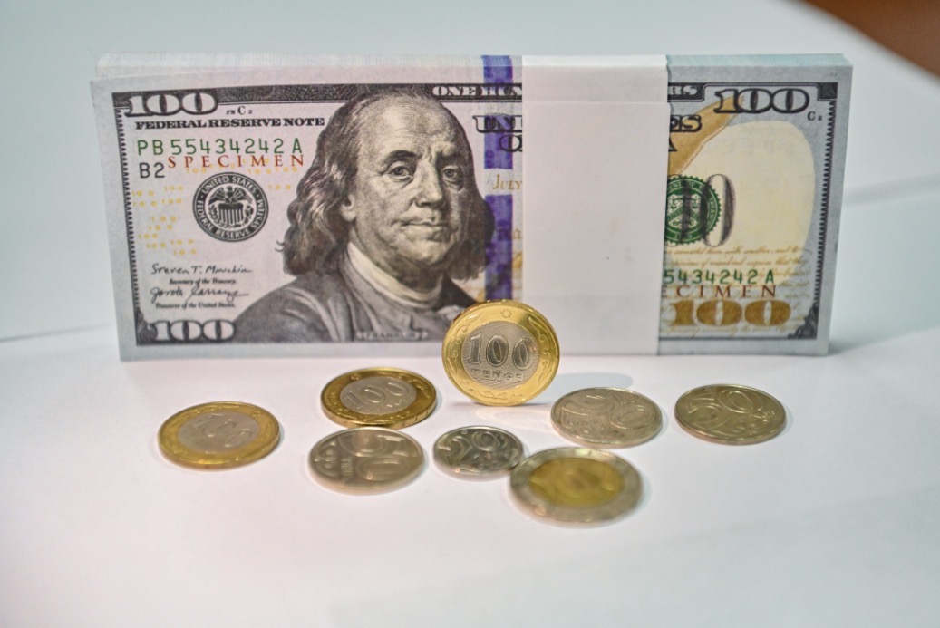 Búgin dollar qansha teńgeden saýdalanyp jatyr?