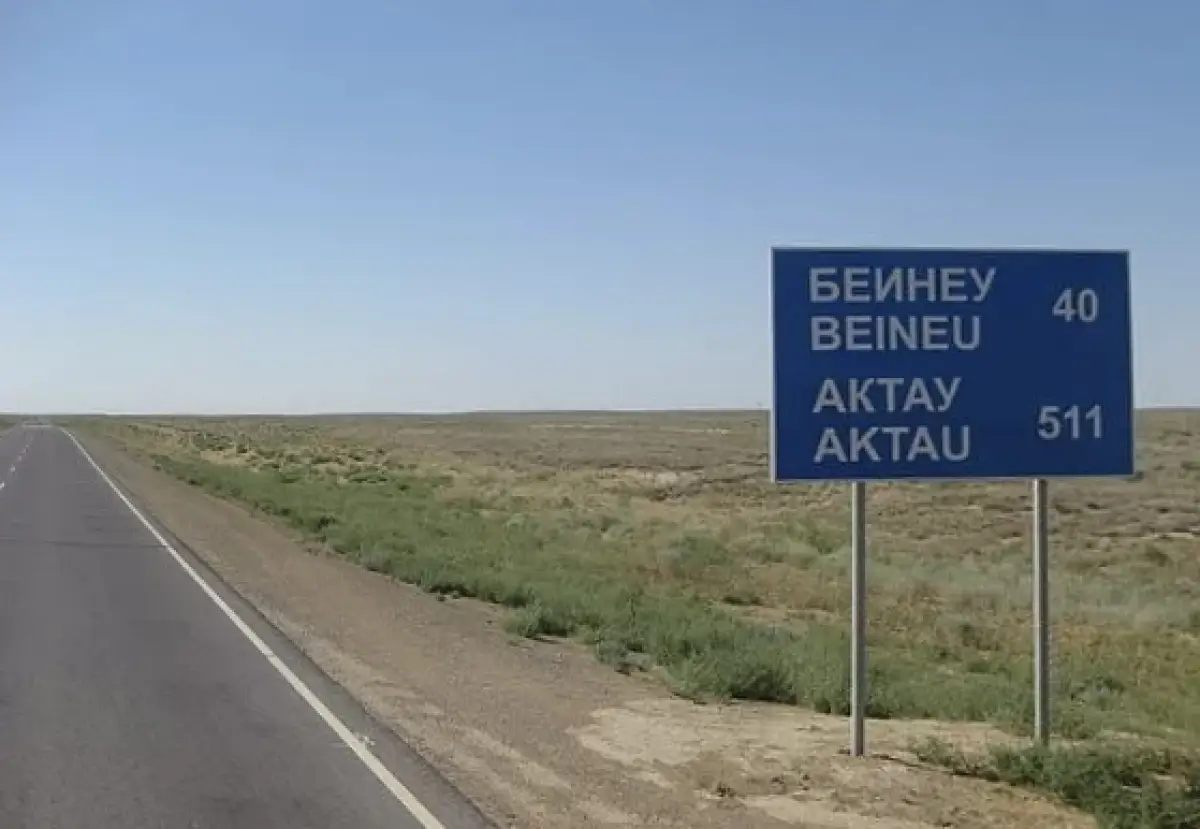 Aqtaý mańynda shveısarııalyq týrıster mingen kólik aýdarylyp qaldy