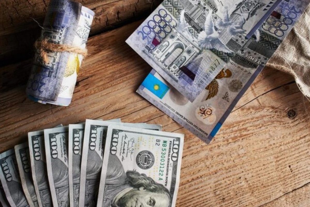 Ulttyq bank mamyrda qansha valıýta satatynyn jarııalady