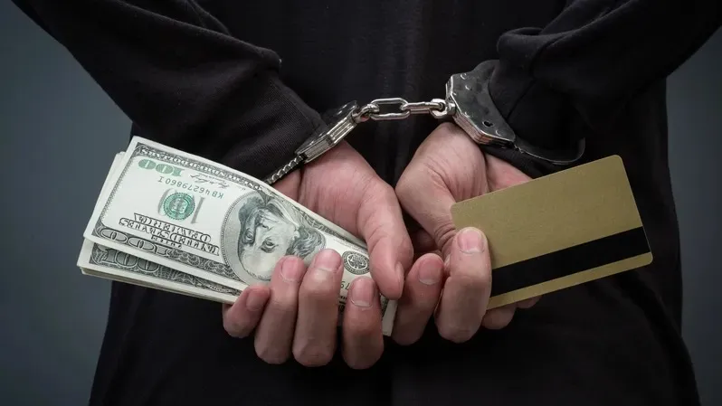 Shymkentte kásipkerden 25 mln teńge alǵan jalǵan tekserýshi ustaldy