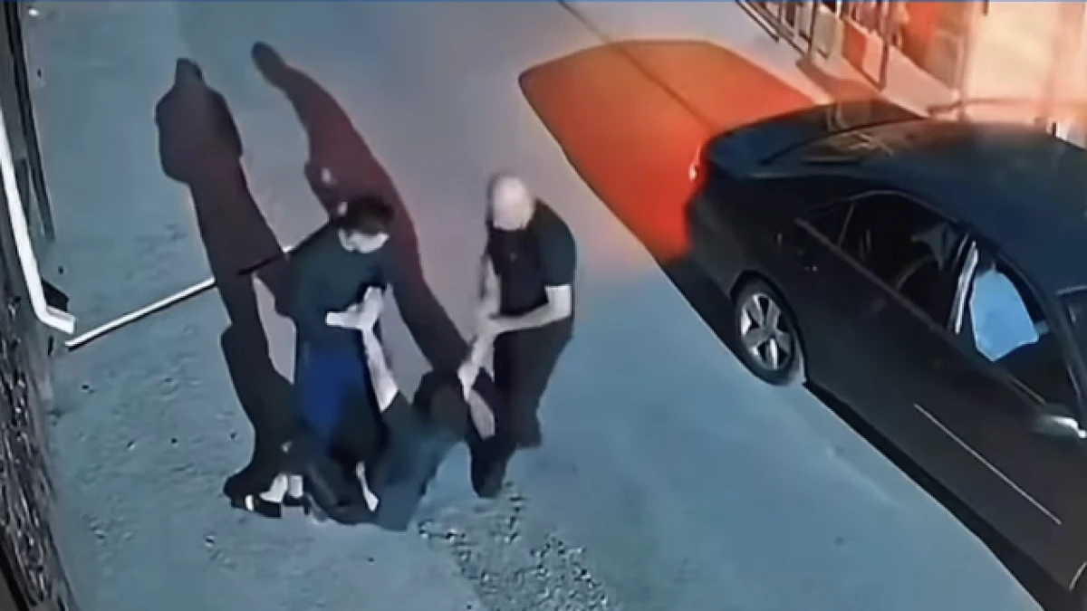 Jelide taraǵan vıdeodaǵy jigit áskerge óz erkimen bara jatqanyn aıtty