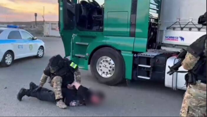 Júk kóligimen Qazaqstanǵa zańsyz adam tasymaldaǵan О́zbekstan azamaty ustaldy