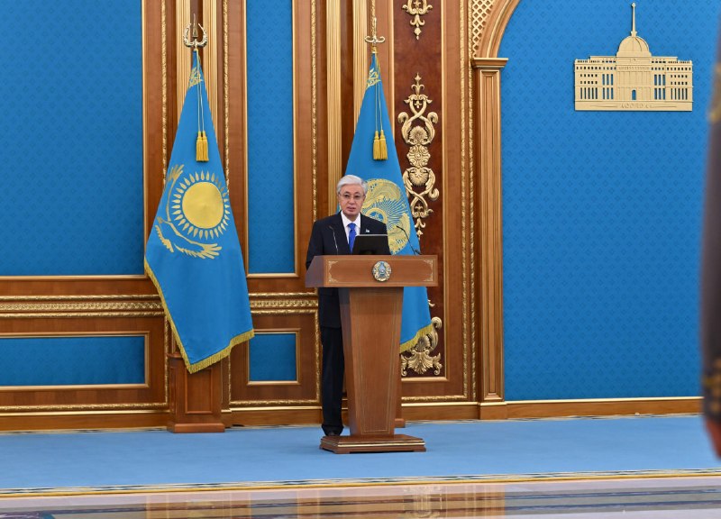 «Erlik eshqashan eskirmeıdi»: Toqaev Kenjebaı Mádenovtiń ulyna «Altyn juldyz» ben «Otan» ordenin tapsyrdy