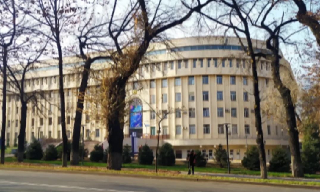 Almatyda stýdent segizinshi qabattan qulap ketken
