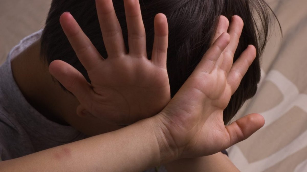 Shashynan tartyp, laqtyrǵan: Pavlodarda 16 balany azaptaǵan tárbıeshige úkim shyqty
