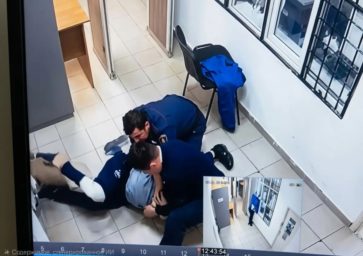 Polısııa er adamǵa kúsh kórsetken: Jelide taraǵan daýly vıdeoǵa qatysty túsinikteme berildi
