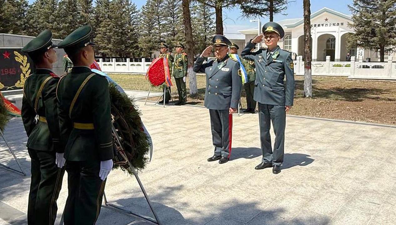 Áskerı dıplomattar Qytaıda qaza tapqan jaýyngerlerdiń rýhyna taǵzym etti