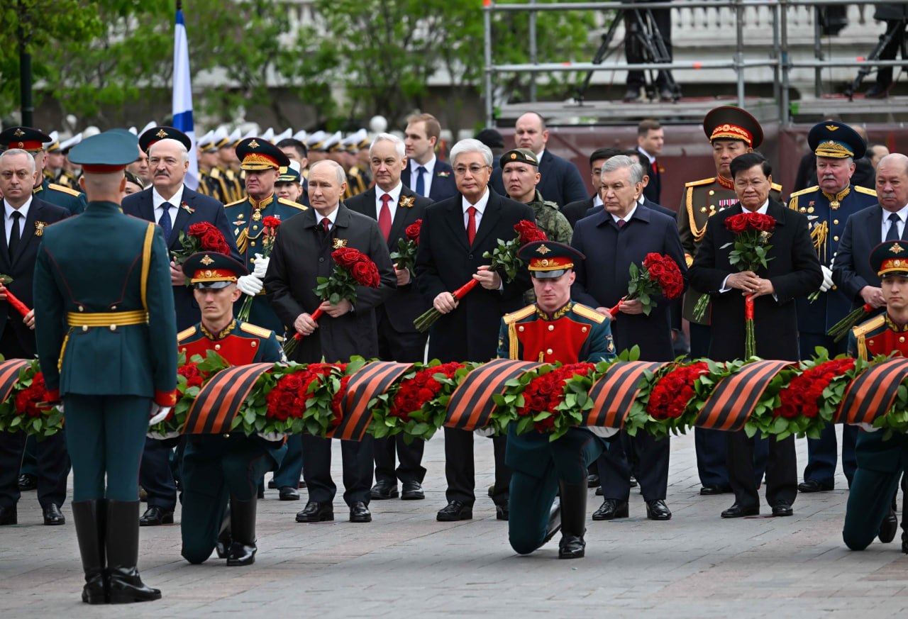Prezıdent Belgisiz jaýynger beıitine gúl shoqtaryn qoıý rásimine qatysty