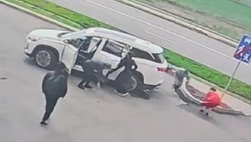 Kókshetaýda jalǵyzbasty anany qaǵyp óltirgen júrgizýshi ustaldy