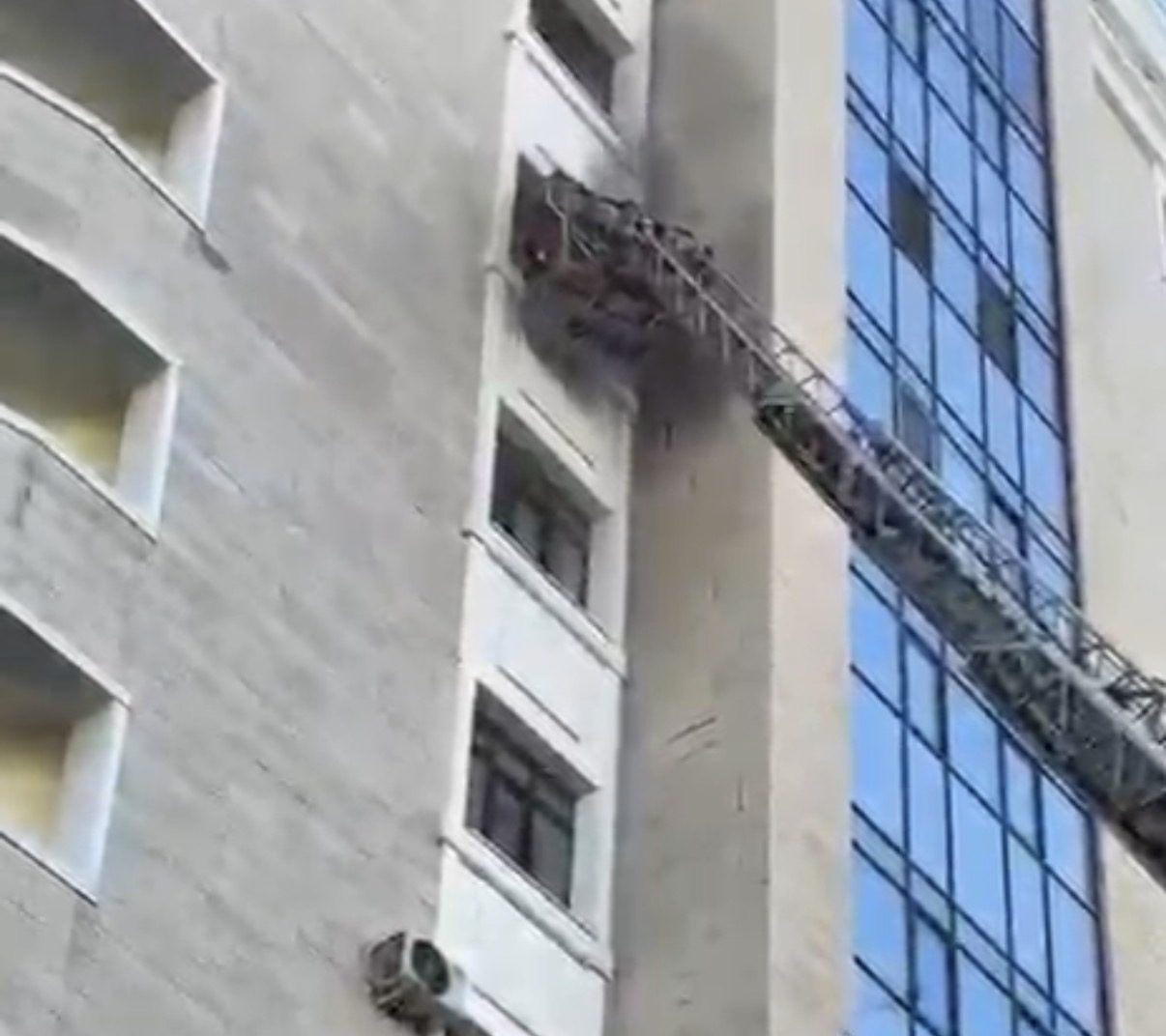 Astanada kópqabatty turǵyn úılerdiń birinen órt shyqty