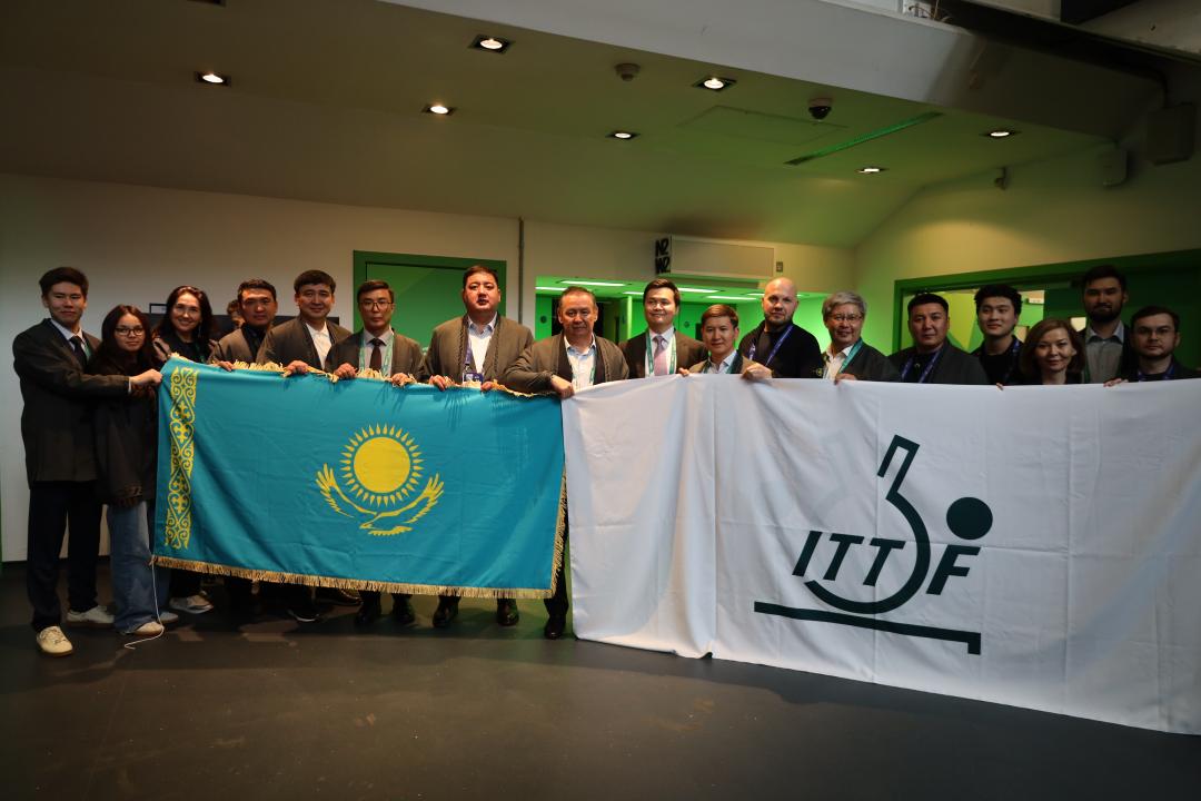 Qazaqstanǵa ústel tennısinen álem chempıonatynyń týy tapsyryldy