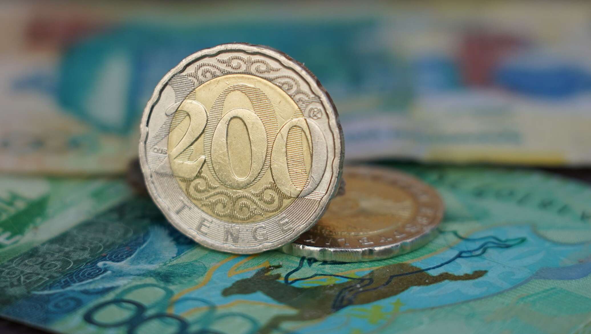 Teńgeniń nyǵaıýyna qandaı faktorlar áser etti?