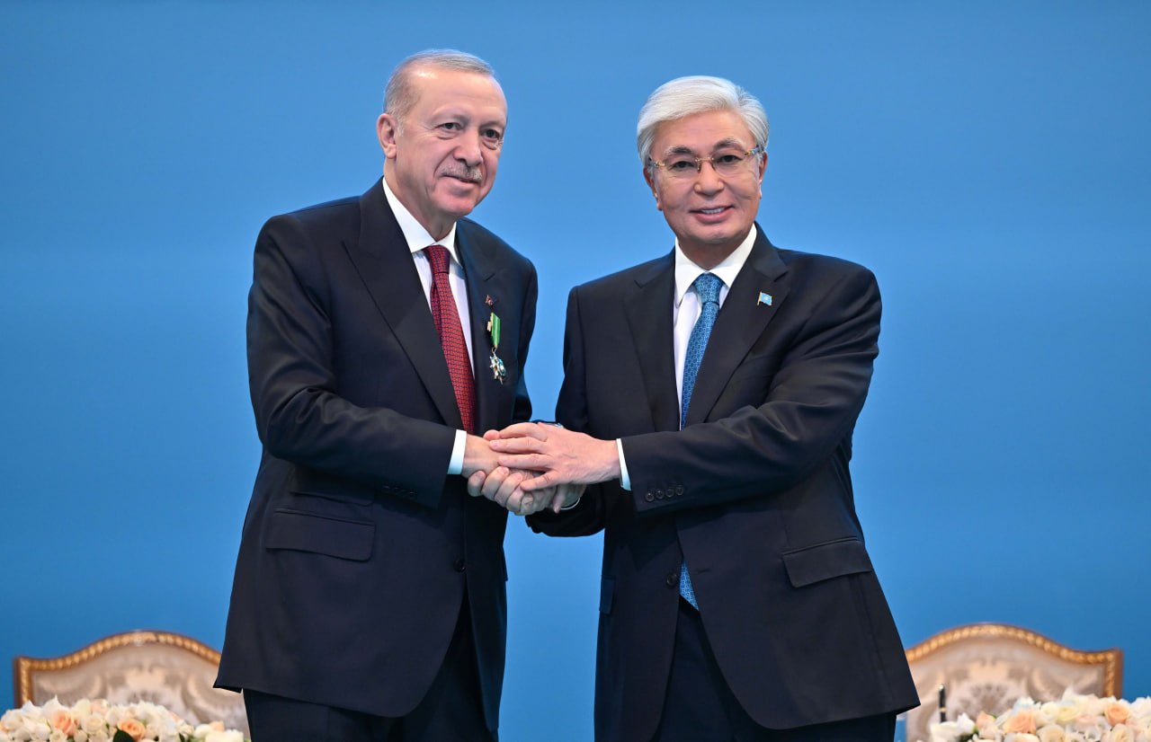 Toqaev Túrkııa Prezıdentin «Qoja Ahmet Iаsaýı» ordenimen marapattady  