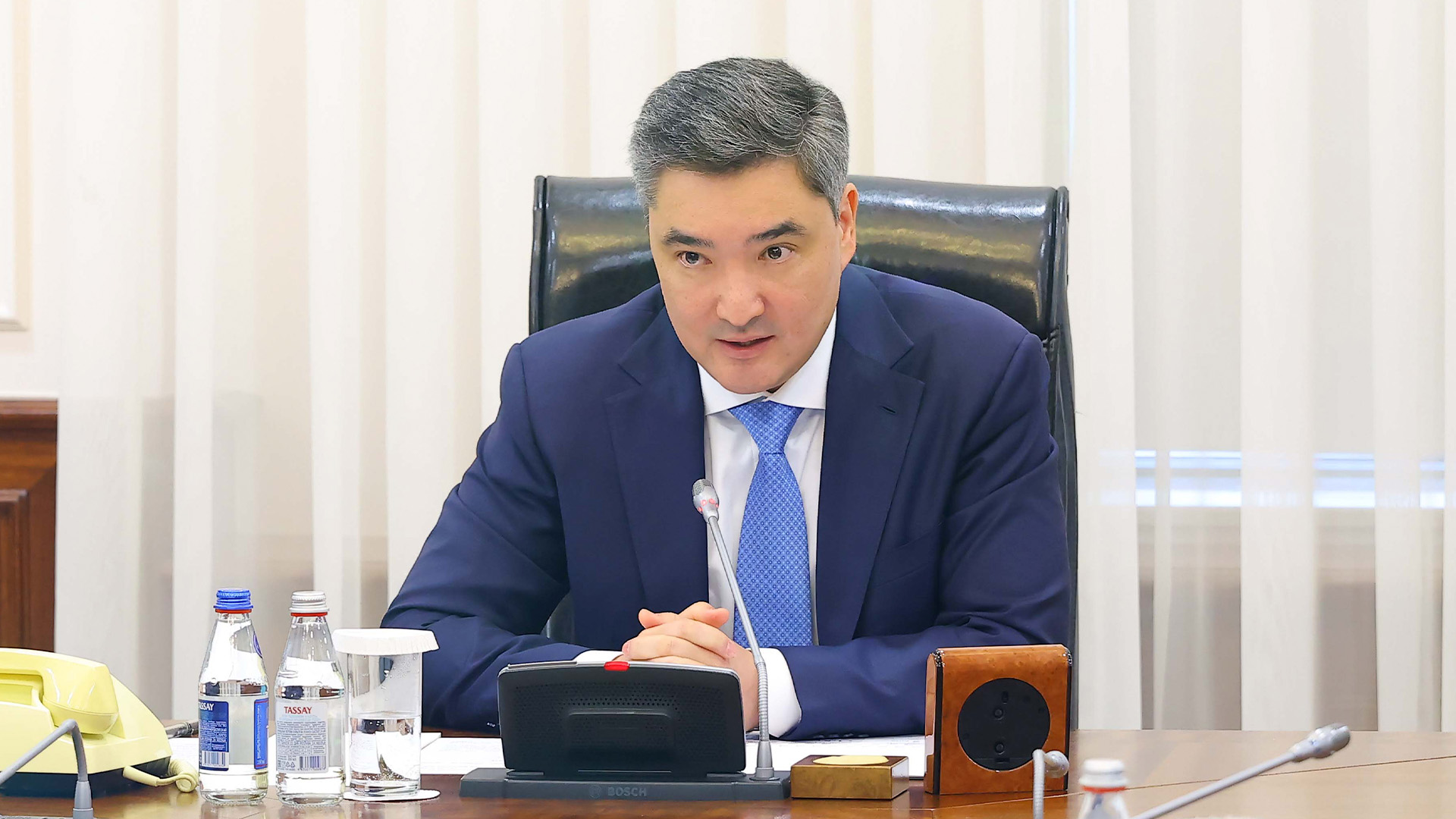 Úkimet basshysy jeńil ónerkásipti damytý tásilderin qaıta qaraýdy tapsyrdy