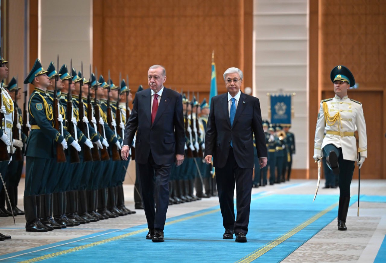 Táýelsizdik saraıynda Rejep Taııp Erdoǵandy saltanatty qarsy alý rásimi ótti