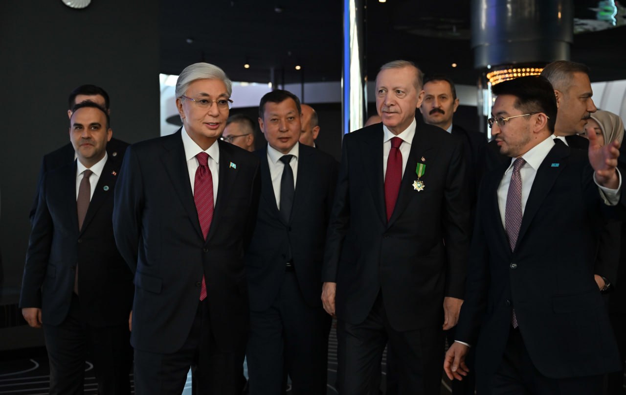 Qazaqstan men Túrkııa prezıdentteri Alem.ai halyqaralyq jasandy ıntellekt ortalyǵyna bardy