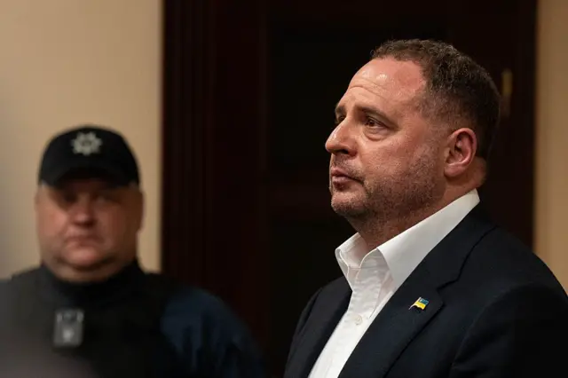 Zelenskıı keńsesiniń burynǵy basshysy Andreı Ermak qamaýǵa alyndy