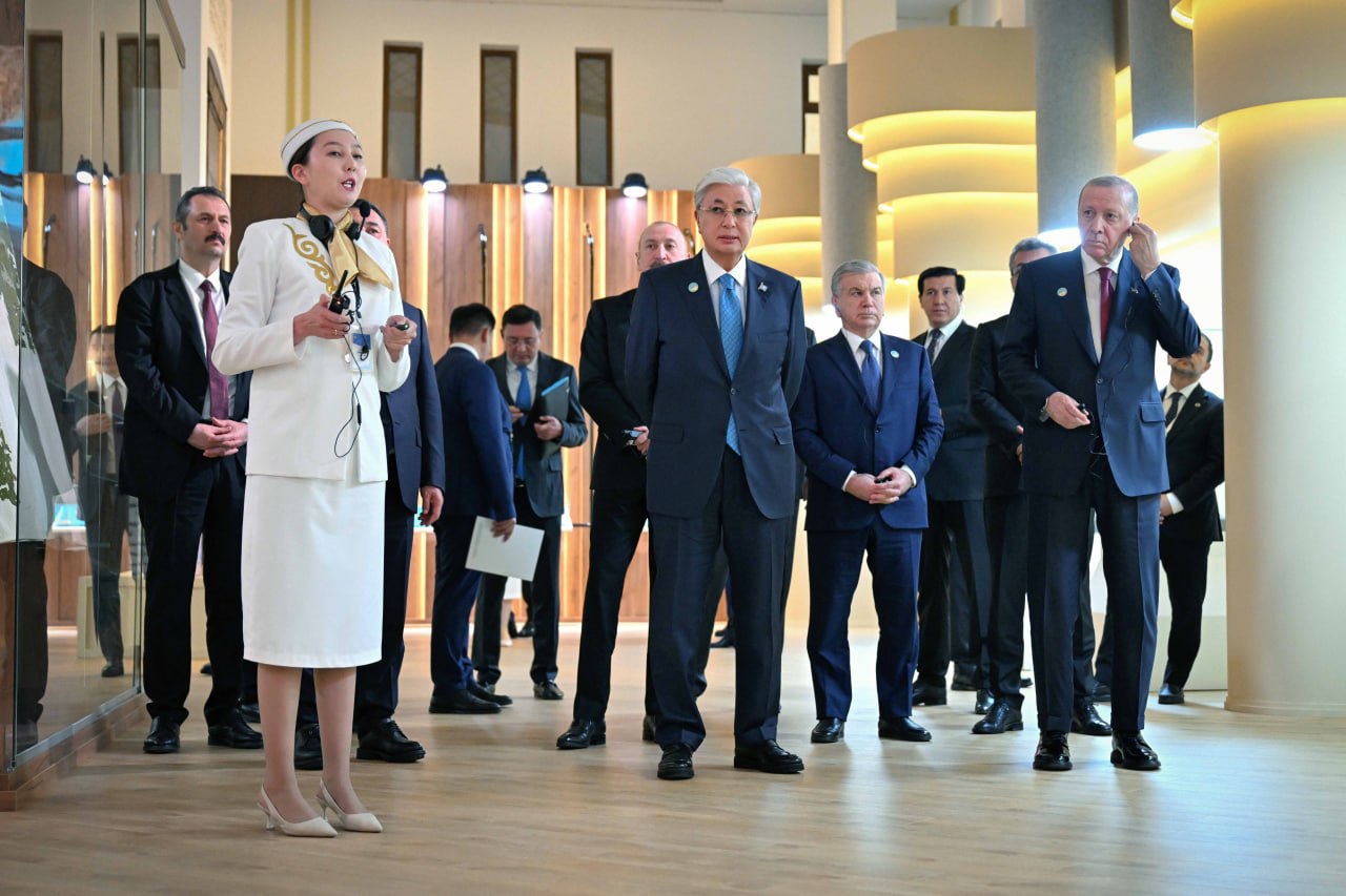 Túrki halyqtarynyń kóshbasshylary Turkistan vızıt-ortalyǵyna bardy