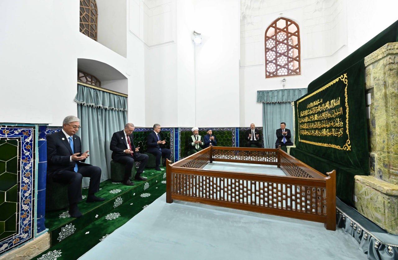 Túrki elderiniń basshylary Qoja Ahmet Iаsaýı kesenesine zııarat etti