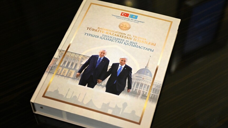 Erdoǵannan tartý: Túrkııa Qazaqstan Táýelsizdiginiń 35 jyldyǵyna arnalǵan kitap daıyndady